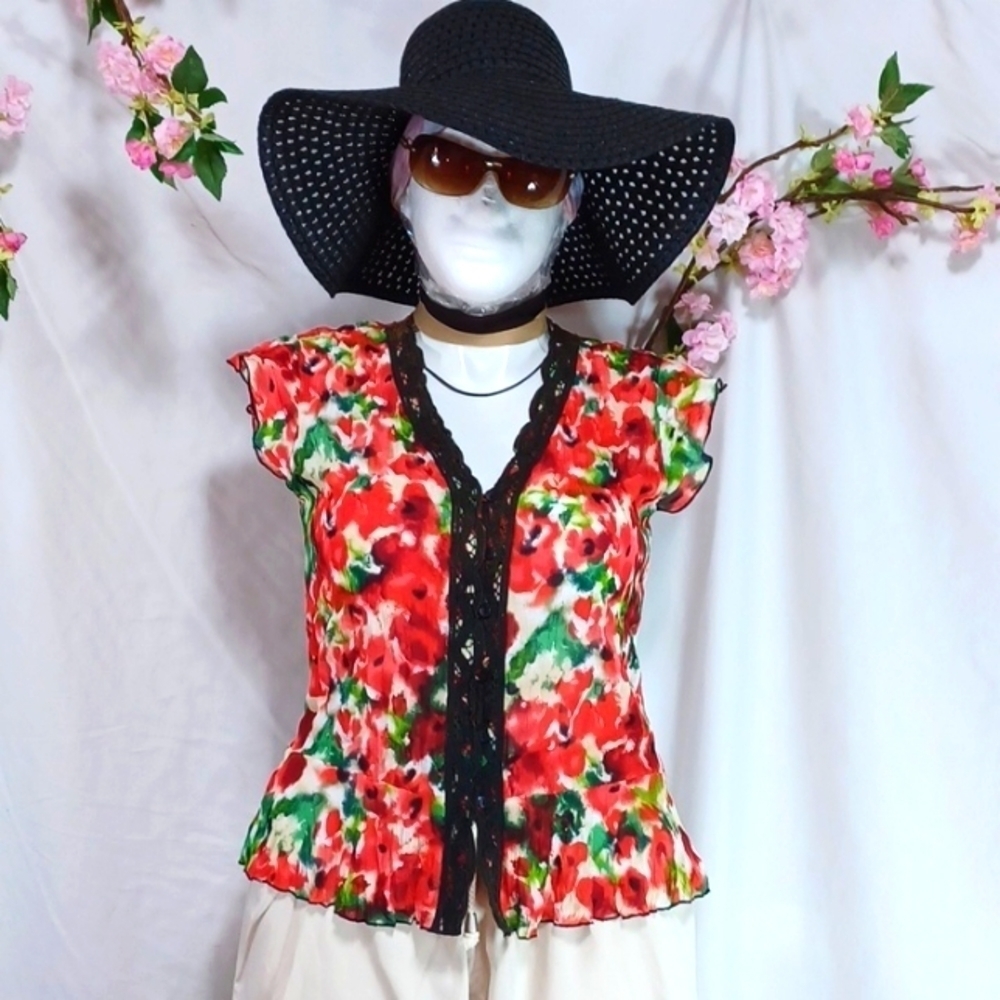 BELISSIMO NEW YORK WOMENS TOP SIZE M IN A BEAUTIFUL FLORAL DESIGN